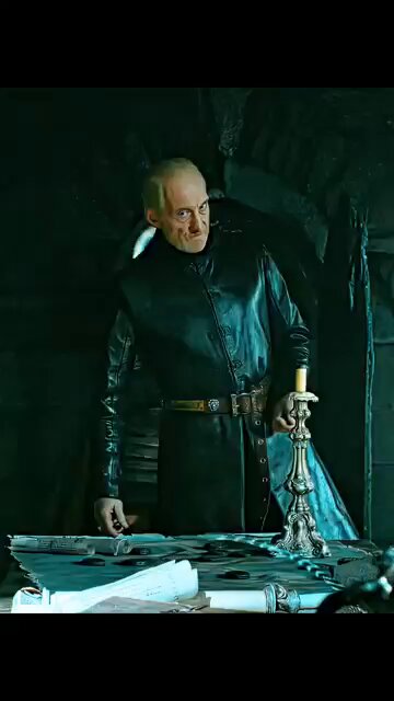 "Have you ever lost before?" "Is my name Tylose?"💀 Every Tywin scene was pure gold. Charles Dance absolutely owned the role, and Arya spent half that conversation eyeing his neck like Count Dracula after a thousand-year fast. 😂