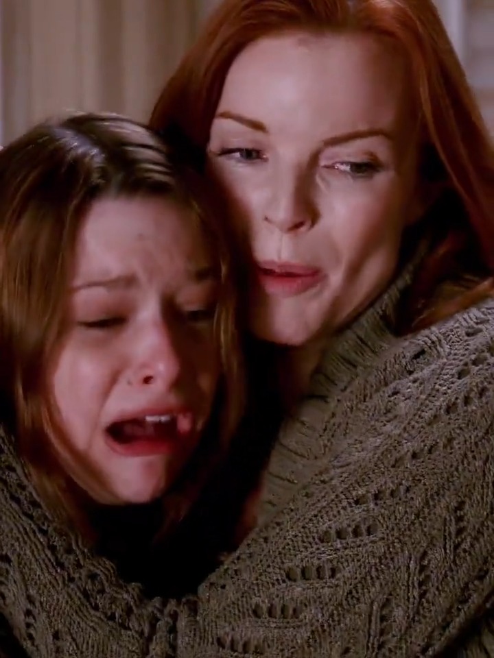 Bree Van de Kamp staring down the barrel of a gun and telling Matthew to "Do it" will always be one of the most intense moments on Desperate Housewives. 😱 Watch till the end. 🍿
