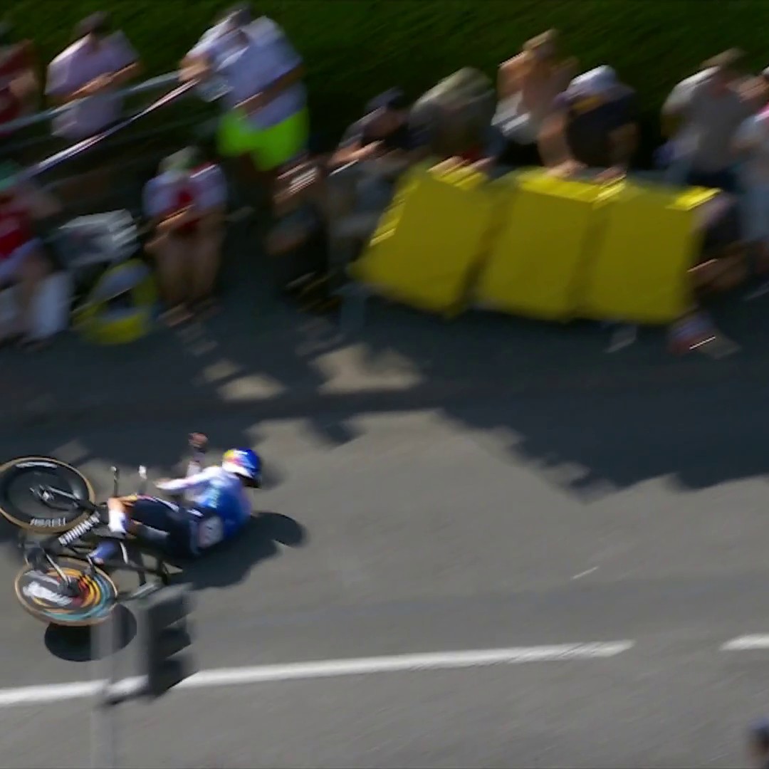😮 La chute de Florian Lipowitz ! Le 3e du Tour de France l'an dernier perd l'avant dans un virage et est contraint à l'abandon, visiblement touché à la clavicule #LesRP #TDF2026