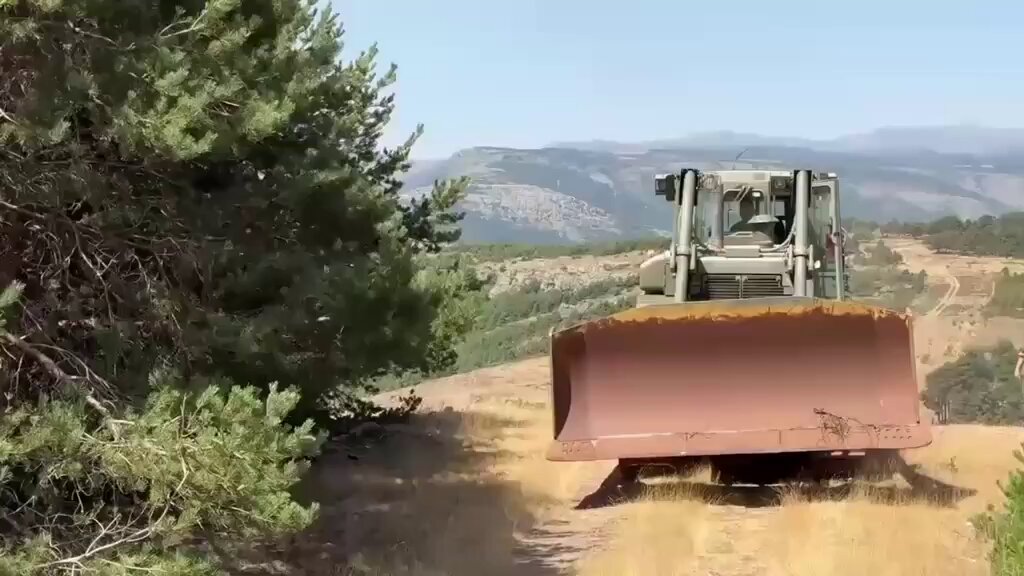 🫡El Ejército de Tierra 🇪🇸 apoya el dispositivo de las Fuerzas Armadas desplegado en el #IFLaMierla. 🪖Maquinaria y personal del Regimiento de Especialidades de Ingenieros Nº11 trabajan en la mejora de un cortafuegos cerca de Galve de Sorbe. 🙏Prevención, apoyo y compromiso.
