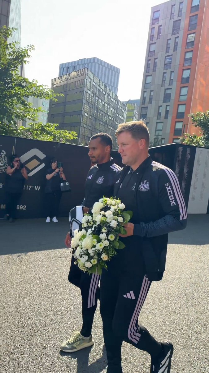 Eddie Howe, CEO David Hopkinson and Steve Harper lay wreaths in memory of Kevin Keegan. ❤️ A 'Keegan 7' shirt was left by Jacob Murphy and Eddie's coaching staff were also present to pay their respects to King Kev at St. James' Park.