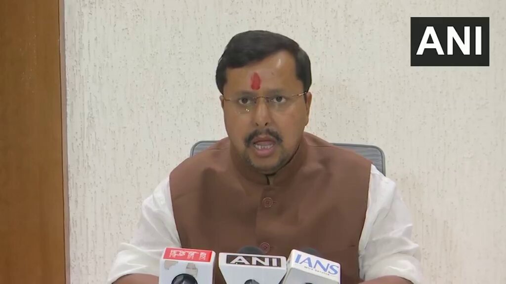 आज नेता प्रतिपक्ष राहुल गांधी ने जिस प्रकार का कृत्य किया है, वह न केवल अशोभनीय है, बल्कि लोकतांत्रिक मर्यादाओं के भी विपरीत और अत्यंत निंदनीय है। नेता प्रतिपक्ष जिस गरिमा का पद है, उस पद को भी राहुल गांधी गंभीरता से नहीं लेते हैं, ये उनके व्यवहार में साफ दिखाई दिया। लोकतंत्र में विरोध करना प्रत्येक विपक्ष का अधिकार है, लेकिन विरोध और अराजकता में स्पष्ट अंतर होता है। जब विरोध अपनी मर्यादा की सीमाओं को लांघ देता है, तब वह अराजकता का रूप ले लेता है। हम लगातार कहते आए हैं कि राहुल गांधी आज रचनात्मक विपक्ष की बजाय अराजकता के प्रतीक बन कर रह गए हैं। संसदीय लोकतंत्र में कुछ पद ऐसे होते हैं, जो किसी एक दल के नहीं, बल्कि पूरे राष्ट्र के होते हैं। प्रधानमंत्री केवल किसी राजनीतिक दल के नेता नहीं, बल्कि 140 करोड़ देशवासियों द्वारा चुने गए जनप्रतिनिधि हैं। वे देश की जनता की आस्था, विश्वास और लोकतांत्रिक व्यवस्था के सर्वोच्च प्रतीकों में से एक हैं। ऐसे में प्रधानमंत्री आवास की ओर जिस प्रकार से माहौल को तनावपूर्ण और अव्यवस्थित बनाने का प्रयास किया गया, वह केवल राजनीतिक विरोध नहीं, बल्कि लोकतांत्रिक संस्थाओं और परंपराओं के प्रति असम्मान का परिचायक है। आज की घटना निश्चित रूप से दुर्भाग्यपूर्ण है। भारत के राजनीतिक इतिहास का एक काला दिन है। हमने भी वर्षों तक विपक्ष में रहकर अपनी भूमिका निभाई है, लेकिन कभी लोकतांत्रिक मर्यादाओं और संसदीय परंपराओं का उल्लंघन नहीं किया। जिन मुद्दों को लेकर हमारे छात्र विषय रख रहे हैं, सरकार उस पर चर्चा करना चाहती है। राहुल गांधी ने स्वयं जो शर्तें रखीं, सरकार ने उन्हें भी स्वीकार किया। लेकिन जब संवाद और समाधान का अवसर आया, तो वे अपनी ही शर्तों और अपने ही रुख से पीछे हट गए। यह उनके राजनीतिक आचरण में अस्थिरता और अपरिपक्वता को स्पष्ट रूप से उजागर करता है। - माननीय राष्ट्रीय अध्यक्ष श्री Nitin Nabin जी