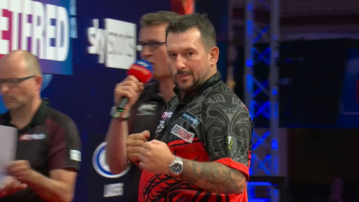 VINTAGE CLAYTON! Jonny Clayton just LOVES a 121 finish! 😍 The Welshman converts his trademark checkout to lead Anderson 4-1 at the interval! 📺 #MatchplayDarts