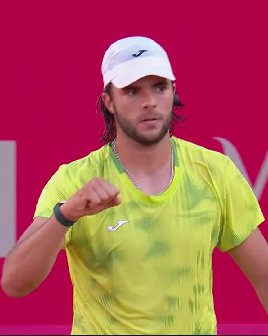 His first win at home 🇵🇹 Faria gets past van de Zandschulp 6-3 6-4 in Estoril #EstorilOpen