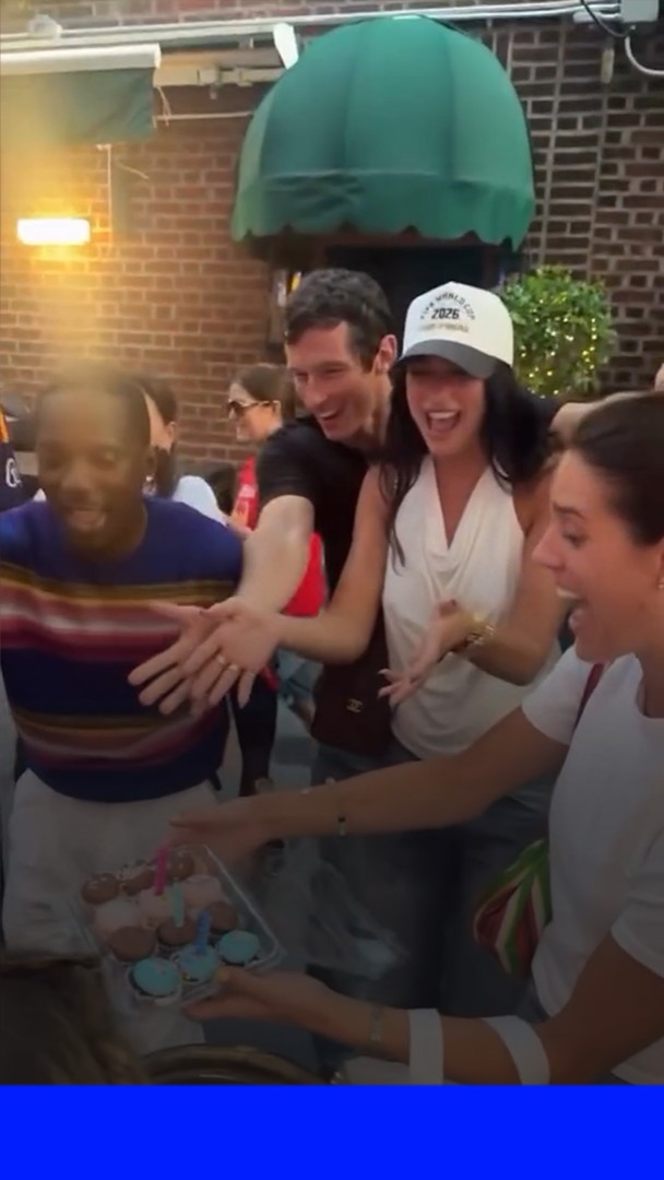 À New York, Dua Lipa surprend une cliente d'un restaurant en lui chantant "joyeux anniversaire"