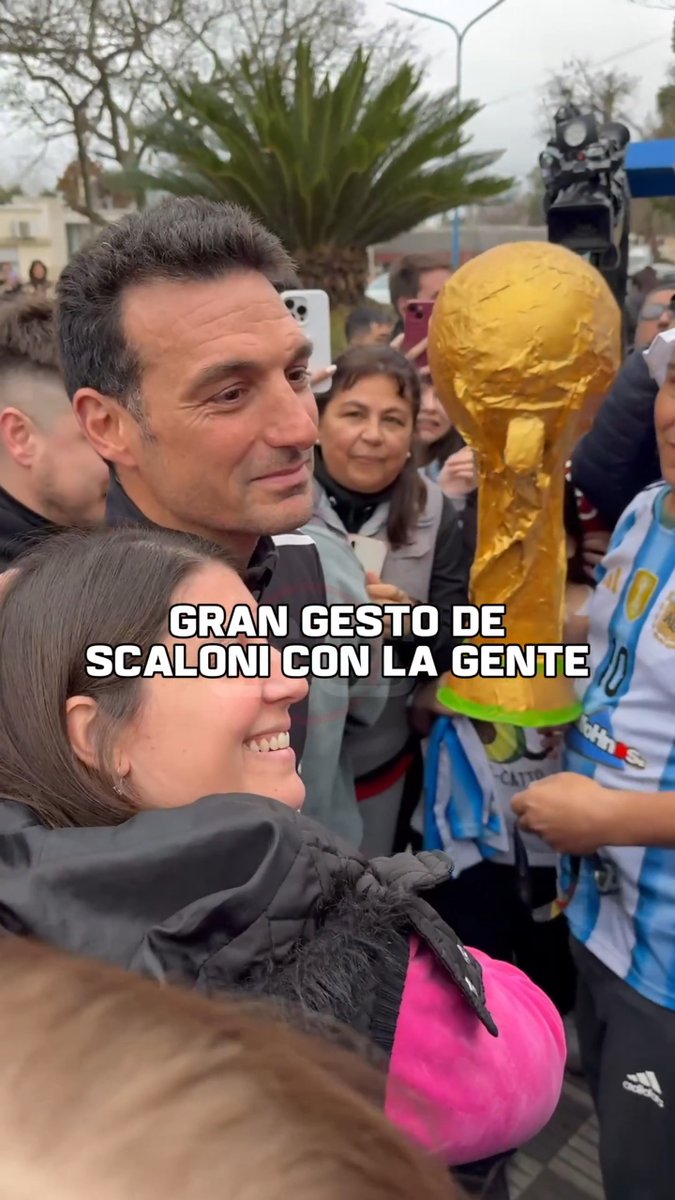 Lionel Scaloni con la gente en Pujato. ❤️🇦🇷