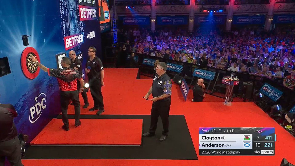 ANDERSON KO'S CLAYTON! 🏴 Gary Anderson is the first player through to the quarter-finals! The 2018 champion overturns a 4-1 deficit to complete an 11-7 victory over former finalist Jonny Clayton! 📺 #MatchplayDarts
