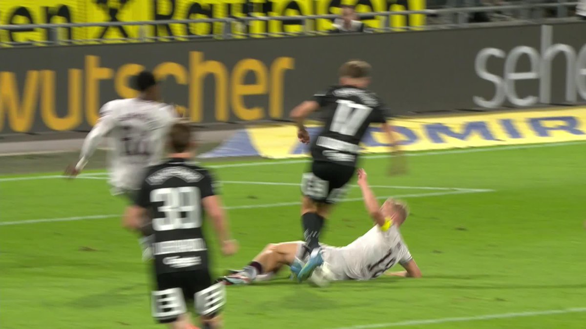 "That is NEVER a penalty!" 🎙️ A one goal deficit at half time for Hearts, but they did have another scare when the referee pointed to the spot for hand ball before overturning his decision with the help of VAR 🤚