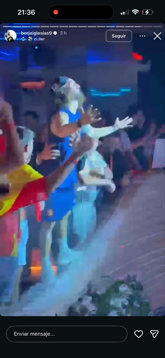 Que forma de celebrar el mundial es esta tu, los jugadores volaos en una discoteca random con Borja iglesias pinchando y cucu completamente ido