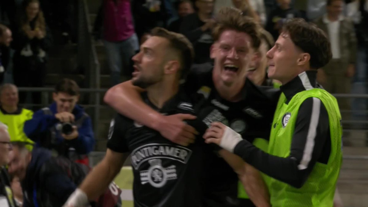 "Hearts are sinking without a trace" 🎙️ Jurgen Heil makes it 4-0 and the Sturm Graz fans are jubilant ⚫
