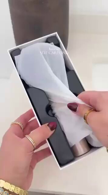 إذا فروة راسك تحتاج عناية، هالقطعة بتعجبك! 😍💆🏻‍♀️ تنظف الفروة، تسوي لها مساج، وتقدرين تستخدمين معها السيروم أو الزيت. وفيها تقنية الريد لايت، عشان تستفيد فروة راسك من منتجات العناية بشكل أفضل. 👇🏻