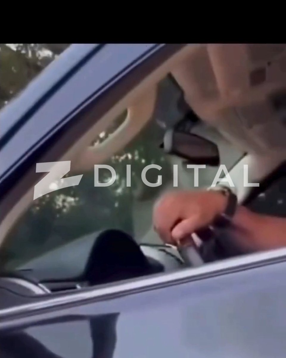📲 [#ZDenuncias] Peaje de Las Américas, Santo Domingo, República Dominicana | Un video que circula en redes sociales muestra el momento en que un conductor, tras intentar entrar de manera forzosa al peaje de la autopista Las Américas pasándole por delante a otro vehículo, saca su arma de fuego varias veces y llega a amenazar: "Si te metes, te doy un tiro". El hecho refleja el creciente nivel de tensión y violencia vial que se vive a diario en uno de los puntos más congestionados del país, calificado por conductores y expertos en movilidad como un verdadero "cuello de botella". Hasta el momento no hay un pronunciamiento oficial de la Policía Nacional ni de la Digesett sobre este incidente en particular, por lo que no se ha confirmado si el conductor armado fue identificado o si se abrió alguna investigación. El caso reaviva la preocupación por el manejo del tránsito en este peaje, que cuenta con once carriles, pero donde solo dos están habilitados para el retorno hacia Santo Domingo, generando congestión constante y situaciones de alto riesgo entre los usuarios. #ZDigital #Z101 #Denuncias #ZWhatsApp