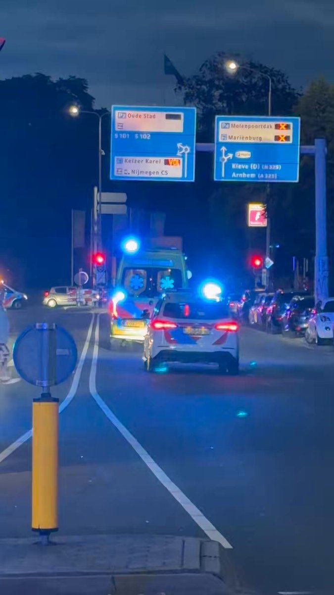 Volgens getuigen die ik sprak kwam man kruising opgelopen en riep daarna: bel de politie, bel de politie. Hij zakte in elkaar en zou daarna gereanimeerd zijn door een omstander hier in #Nijmegen. Onder politiebegeleiding naar het ziekenhuis gebracht.