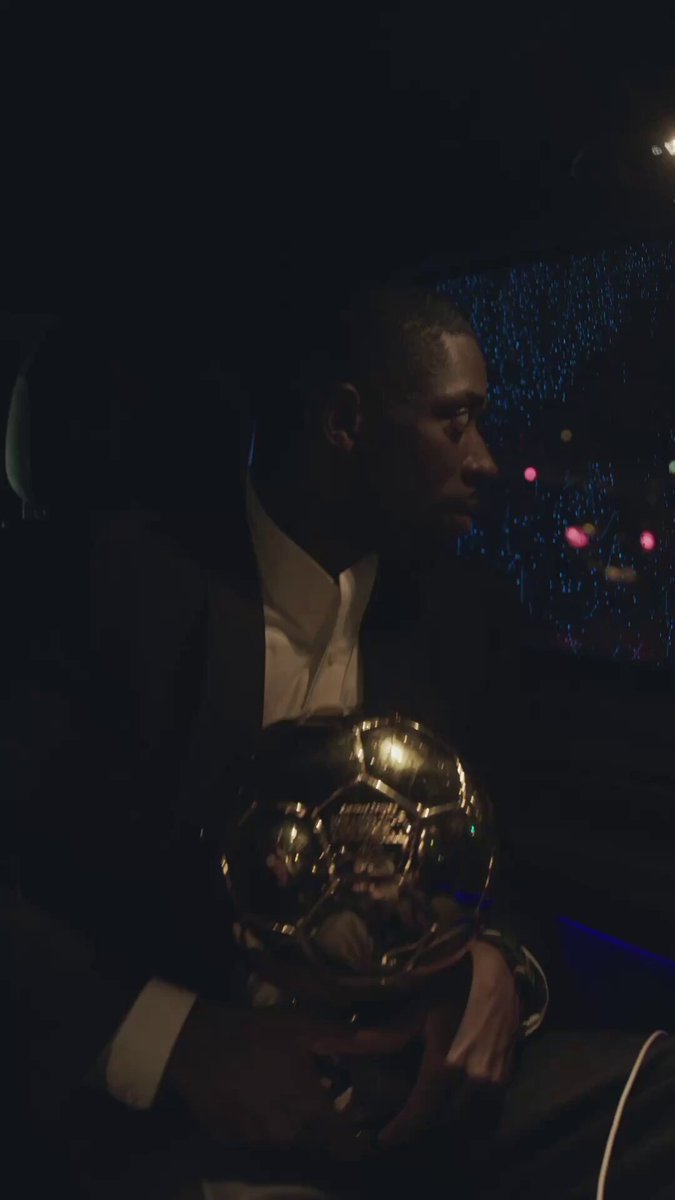 L’aura de Dembélé quand il rentre dans le vestiaire avec son Ballon d’or et tous les joueurs qui applaudissent WOOOW