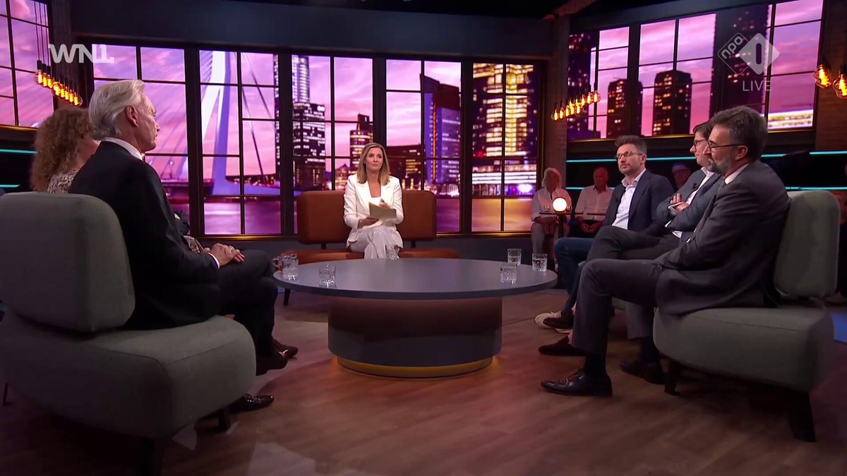 "Ik proef in Nederland een diepstekende onwil om de asielopvang goed te regelen", stelt historicus Maarten van Rossem. "Elke keer als ik naar Ter Apel kijk, vind ik dat beschamend." Burgemeester Jeroen Joon van Harderwijk is het daar niet mee eens: "Dat is niet waar. Er is geen onwil." #WNL #GoedenavondNederland