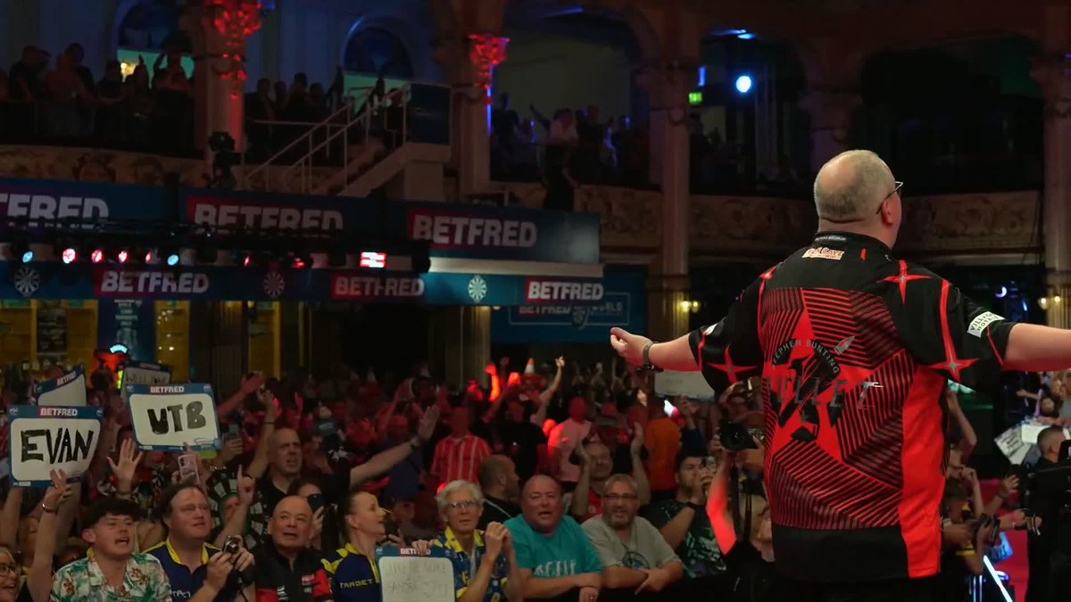 🎶 FIRE AWAY, FIRE AWAY! 🎶 Stephen Bunting has the Winter Gardens crowd in full voice! The Bullet takes on Josh Rock for a place in the quarter-finals! 📺 #MatchplayDarts