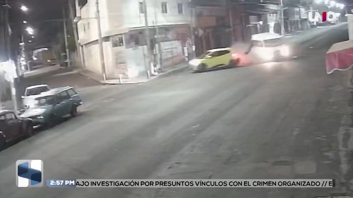 ¡Atención! 🚗💥 Una combi se impactó contra un local de reparación de teléfonos celulares sobre el Bulevar Clavijero, destruyendo completamente el negocio. Presuntamente, el conductor manejaba en estado de ebri3d4d por lo que perdió el control de la unidad. Vía Luis Arroyo