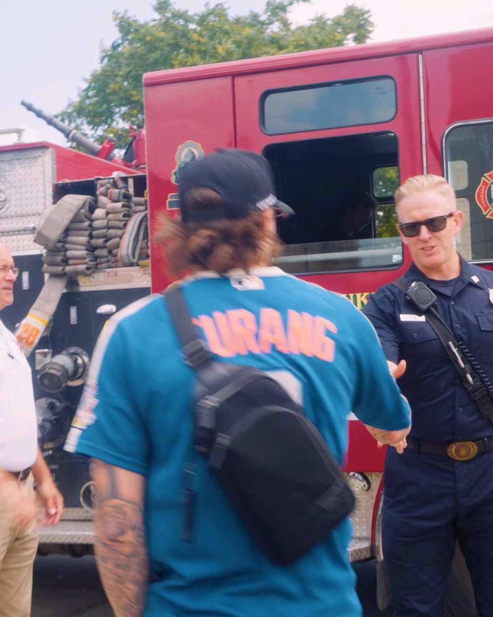 Today, Brice Turang joined American Red Cross of Wisconsin to "Sound the alarm" 🚒 With the support of the Brewers Community Foundation, Brice stopped by the homes of Milwaukee natives to install fire alarms and encourage fire safety education #BeyondTheDiamond