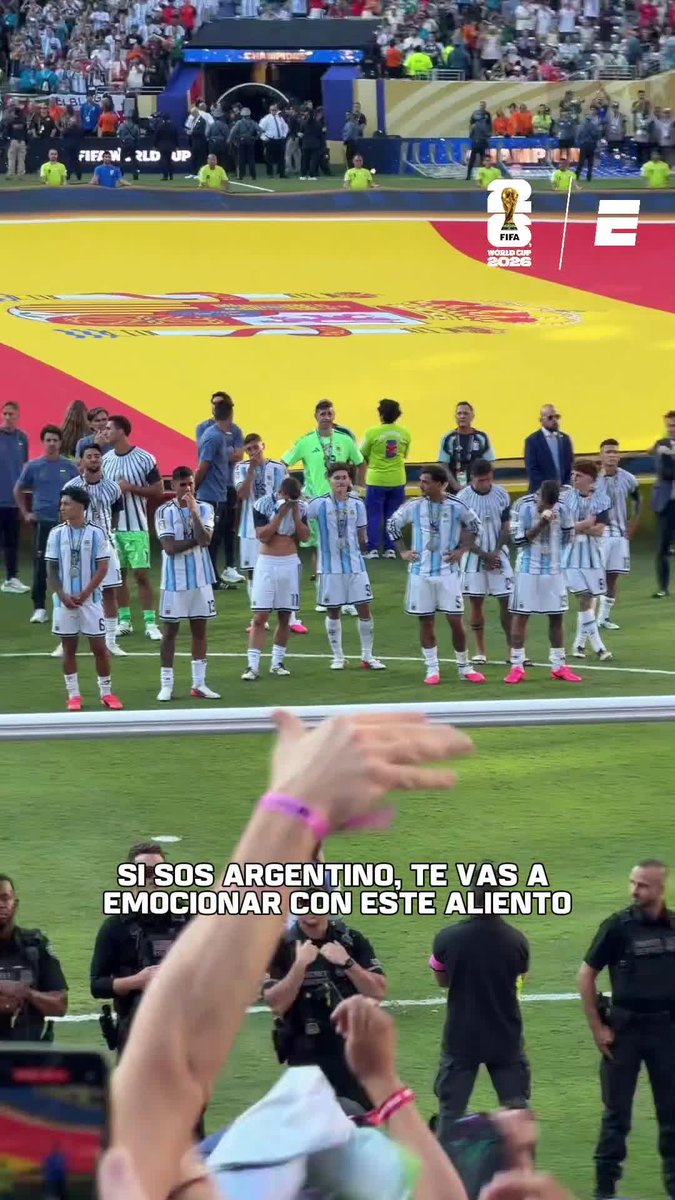 IMPOSIBLE NO EMOCIONARSE CON ESTE VIDEO: mientras Leo Messi y el resto de los jugadores los miraban con los ojos llenos de lágrimas, los hinchas argentinos no dejaron de alentar luego de la derrota ante España en la final. ⚽ #ESPNMundial | #FIFAWorldCup 📹 FIFA World Cup