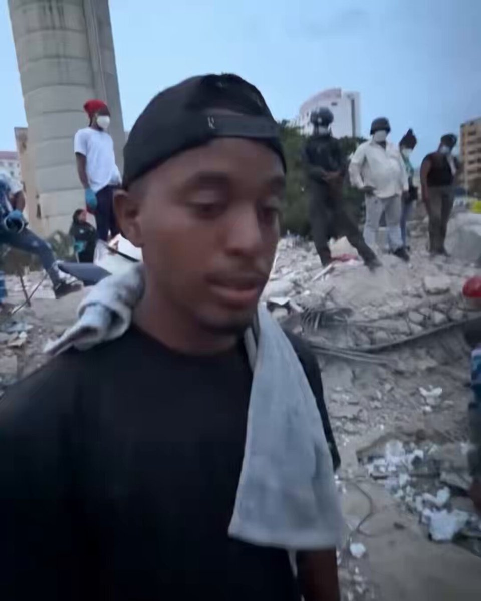 Jhonathan finalmente consiguió el cuerpo de su mamá. Agradece a Dios, pero aún le falta conseguir a otros familiares y va a seguir ayudando a que todos consigan a sus seres queridos. Para apoyar a Jhonathan +58 412-1074628 📹Roman Camacho #Venezuela #FuerzaVenezuela