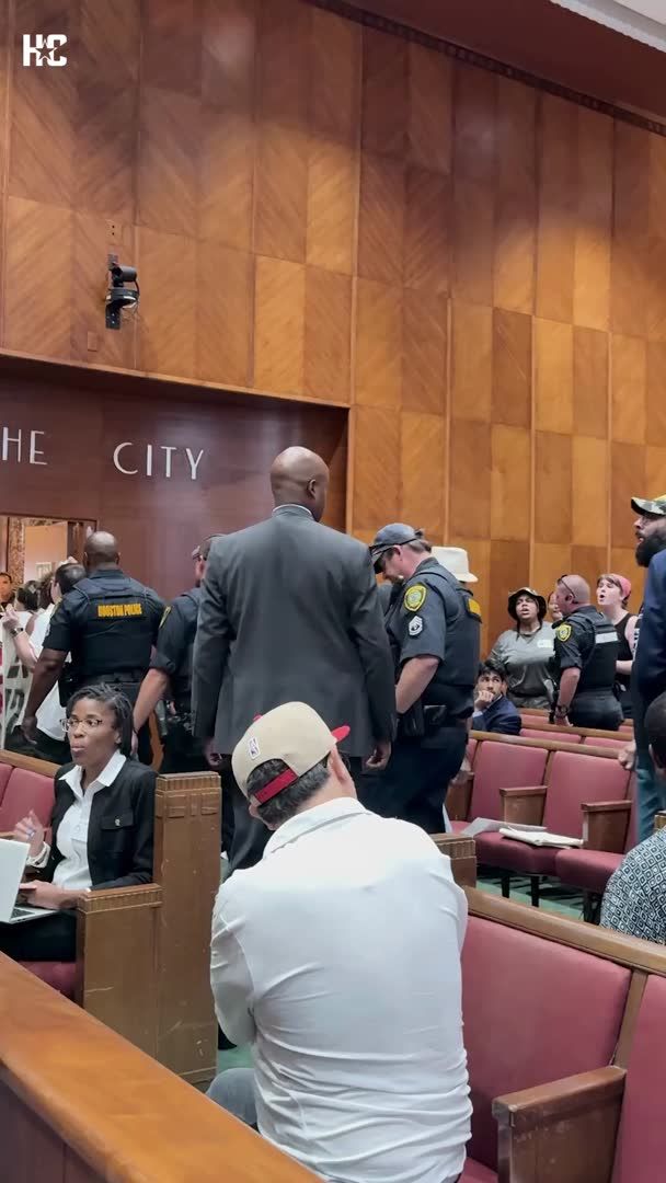 Houston police officers detained two public speakers and briefly cleared the city council chamber on Tuesday, a week after Mayor John Whitmire critiqued speakers’ “bad behavior” as they called for action after a Houstonian’s fatal shooting by immigration agents. Visit here for more updates: 📹️/📝: Abby Church / Reporter