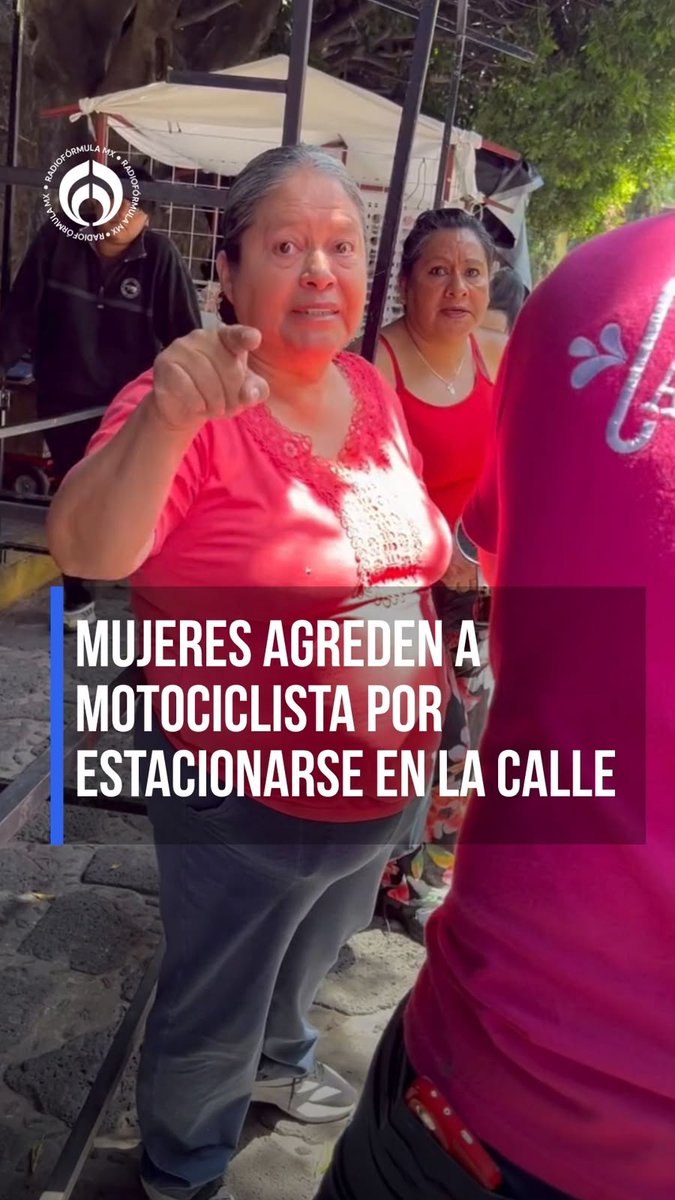 “Te voy a enseñar lo que somos los tepoztecos”: 🤨 mujeres agreden a motociclista 🏍️ por estacionarse en la calle frente a puesto callejero. 👇🏻 #RFmx #Imperdible