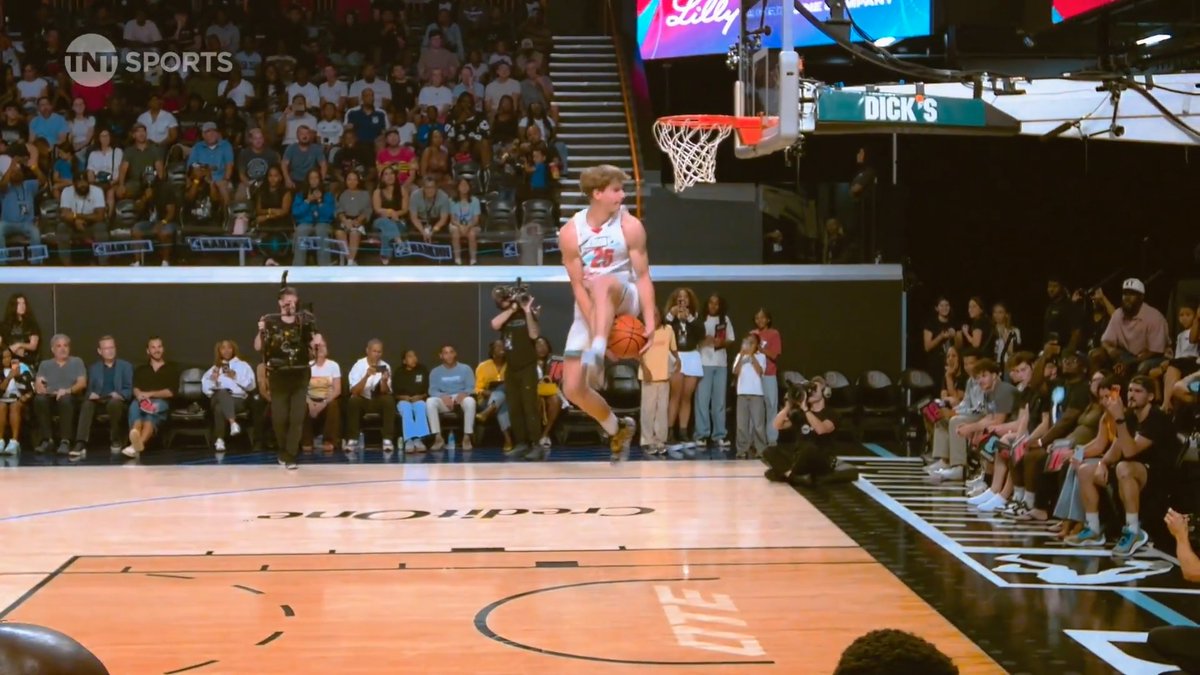 360 BETWEEN THE LEG DUNK from 21 year old Cam Hazzard 😮‍💨