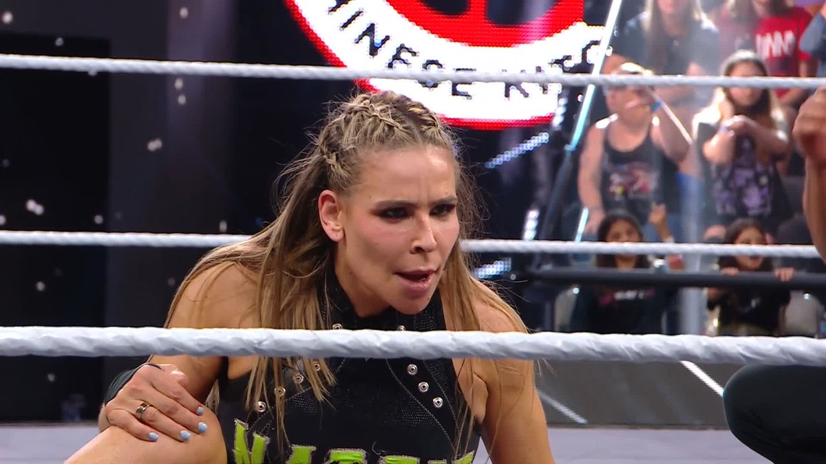 THE TOWEL IS THROWN IN 😳 THEA HA!L gets some revenge on Nattie and 𝙹 picks up the WIN!