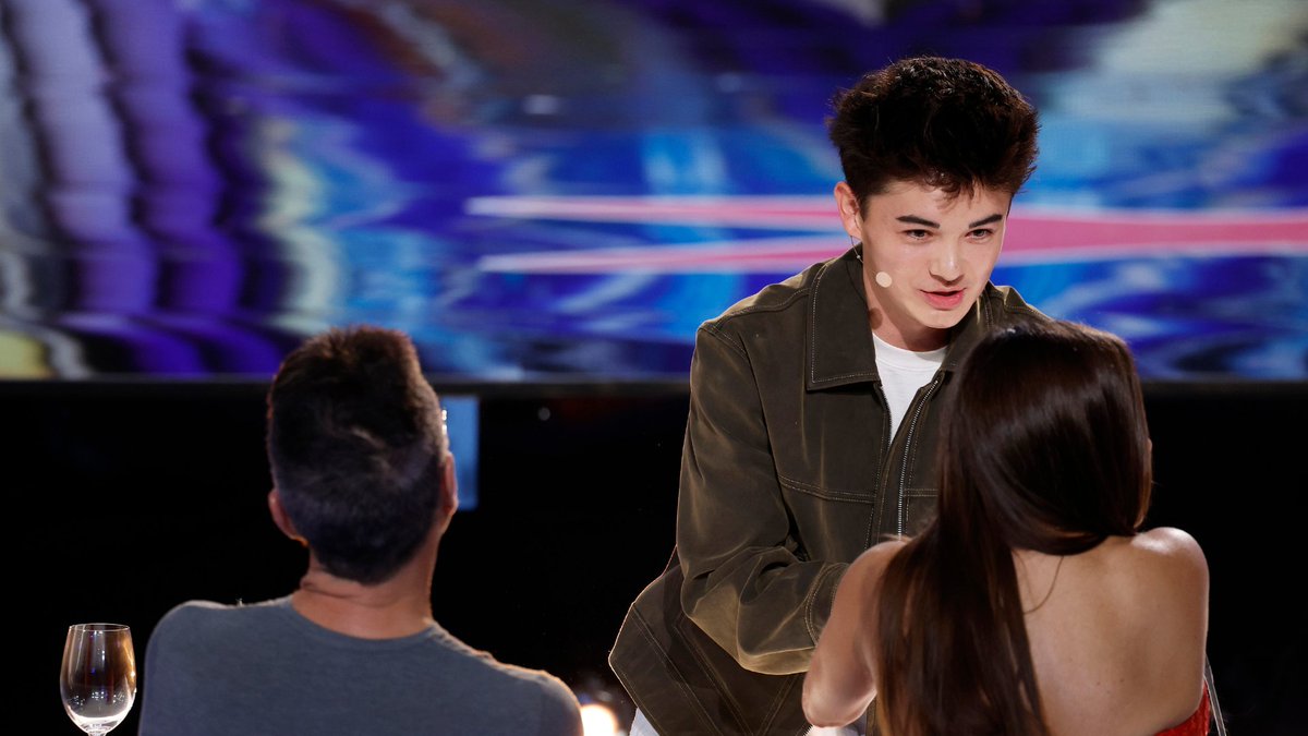 This magician just casually destroyed everyone’s understanding of reality. It’s a yes from me #AGT