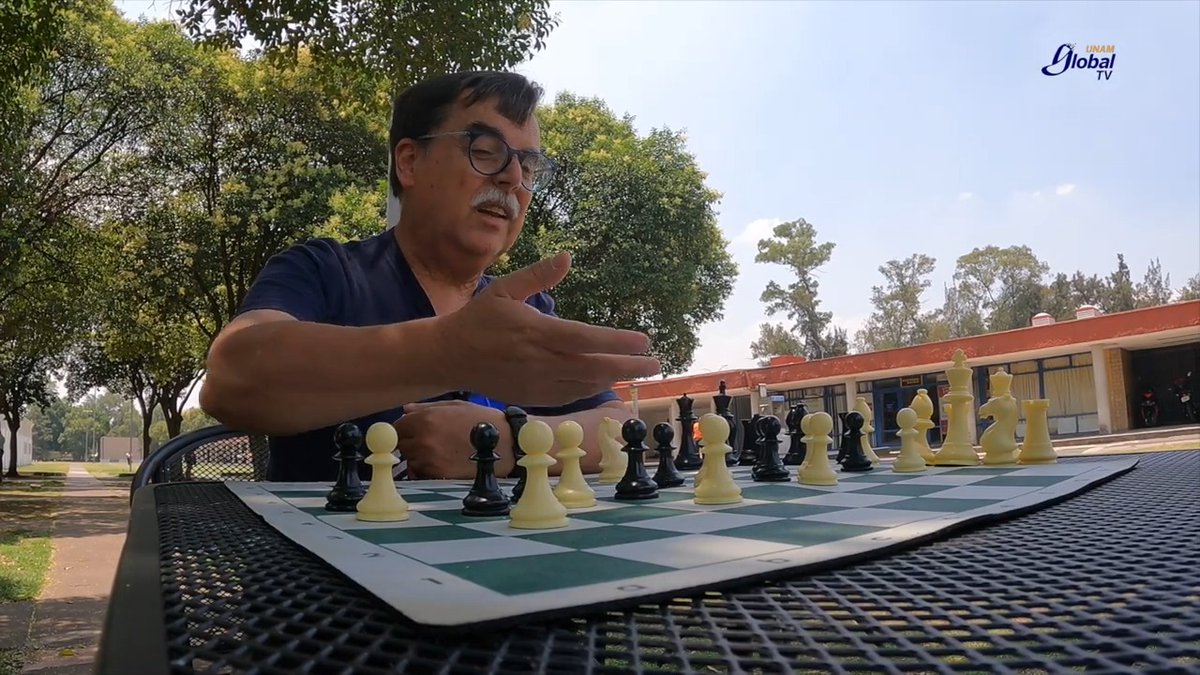 Desde 1999, el ajedrez es una disciplina deportiva, pero, a diferencia de las especialidades que ejercitan piernas y brazos, en él se entrenan la memoria y el análisis. En el marco del Día Mundial del Ajedrez, conoce a Manuel López Michelone, "La Morsa", profesor universitario y apasionado ajedrecista. #HistoriasUNAM de #UNAMGlobalTV >
