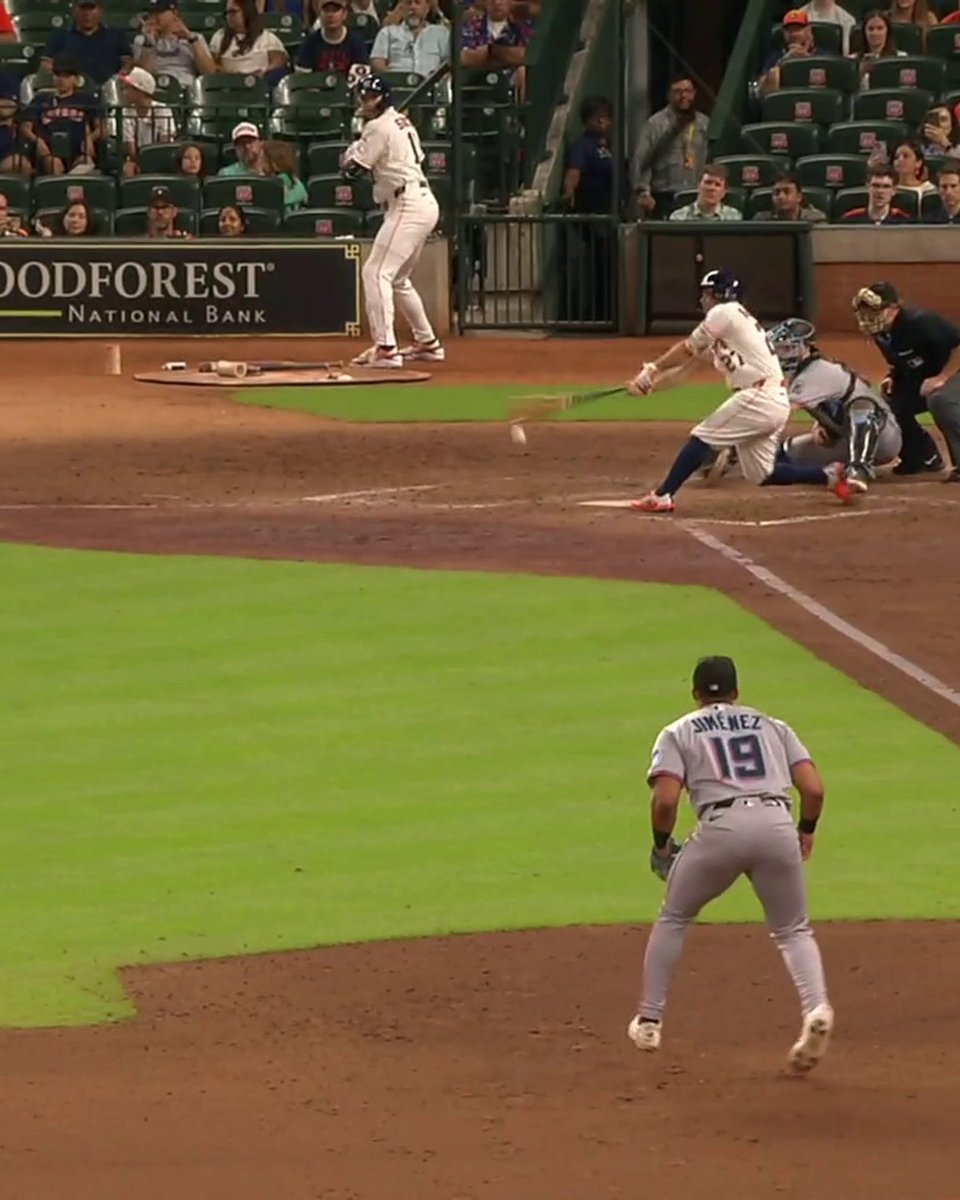 FIRST TRIPLE PLAY OF THE MLB SEASON 💥 The Marlins turned just the second triple play in franchise history and their first since 2002.