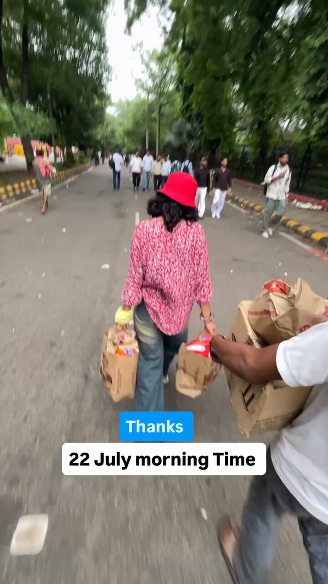 Aapko yakeen nahi hoga... Jantar Mantar par protest kar rahi ladkiyon ke liye log sanitary pads tak bhej rahe hain. ❤️ It happens only in India. 🇮🇳 22 July