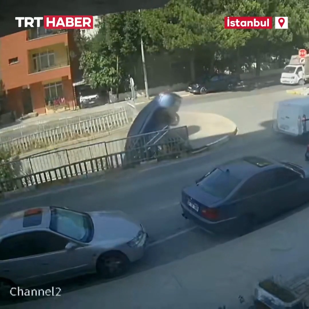 İstanbul'da kontrolden çıkan otomobil dereye düştü.