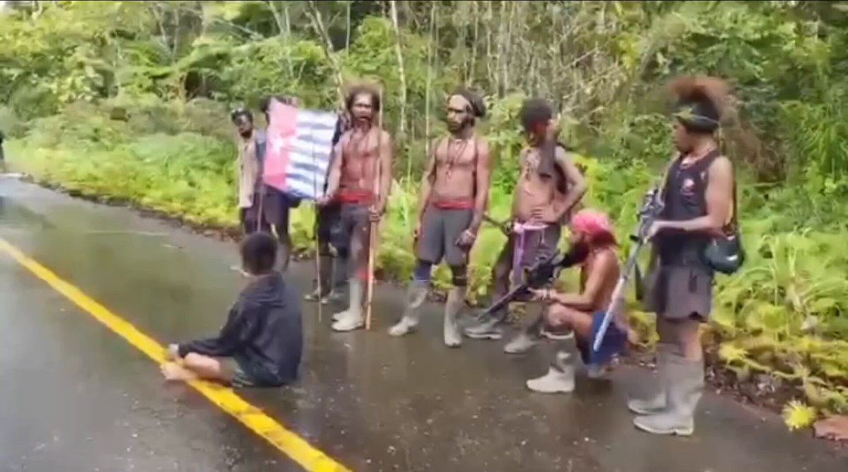 #Indonesia 🇮🇩: West Papua National Liberation Army” (#TPNPB) killed a woman who was allegedly working for Military Intelligence in #Yahukimo. The TPNPB members were apparently armed with a couple of Scoped Bolt-Action rifles —possibly chambered in 5.56mm / .223 and made locally.
