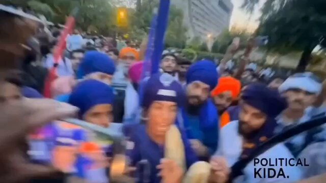 Armed Nihangs threatening to beat everyone black &amp; blue, including police, at 'peaceful student protest' 🤯 These Nihangs are also NEET students??