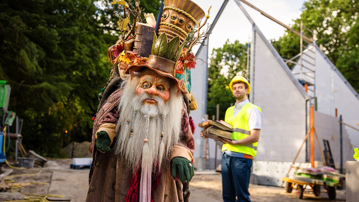 De Sprookjesbibliotheek wordt het nieuwe Efteling-sprookje dat in 2027 opent! 📚✨ En wist je dat er straks ook kabouters wonen? 👀🍄 Zij kunnen niet wachten om straks aan de slag te gaan in de bibliotheek.