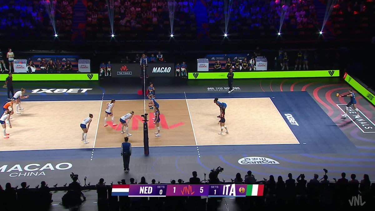 #VNL2026 ๐ฎ๐น๐ฅ Italy take the opening set, firing on all cylinders at both ends of the net. ๐ฅ๐ The Netherlands ๐ณ๐ฑ have a mountain to climb. Can they find a way to slow the champions down? ๐ ๐บ Watch LIVE on VBTV: ๐ #BePartOfTheGame #Volleyball