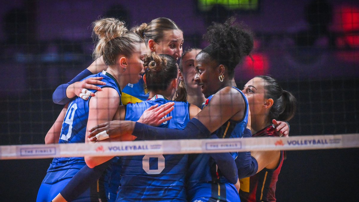 #VNL2026 🇮🇹 Italy are heading to the semifinals. 🚀 A clinical performance from the back-to-back VNL Champions sees them sweep the Netherlands 🇳🇱 3-0 in Macao. Relive it on VBTV 📺 🏐 #BePartOfTheGame #Volleyball
