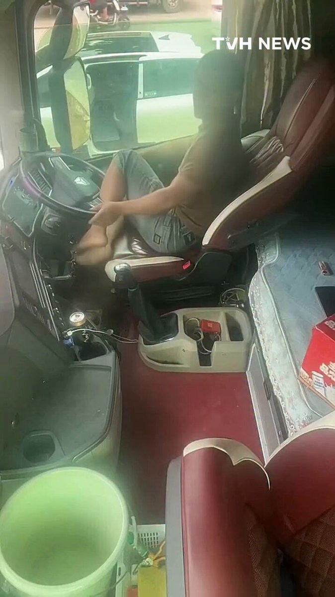 Chờ đèn đỏ, ngứa chân tý thôi mà "đời tài xế nó bạc" 😅😅