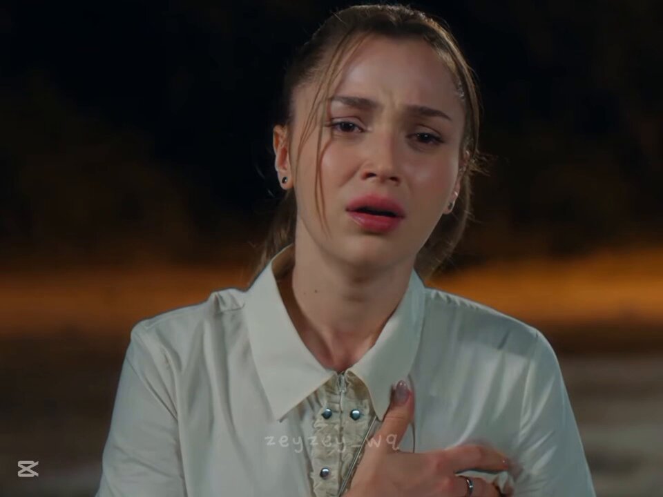 Bu Leyla'nın kalp rahatsızlığı hiç normal değil bence finalde herkes kavuşunca leyla ölecek