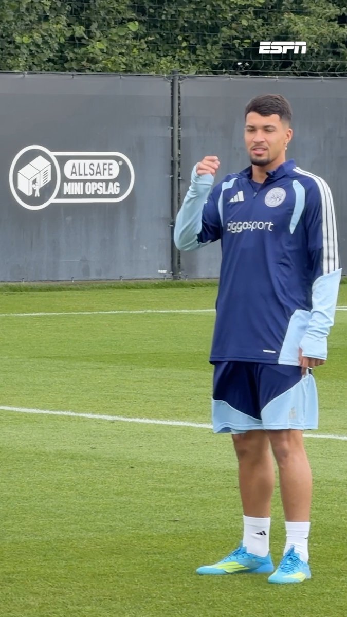 Aanwinst Marcos Leonardo traint met Ajax richting duel met FK Vojvodina. Youri Baas en Jorthy Mokio ook weer bij de selectie🔙 🔗