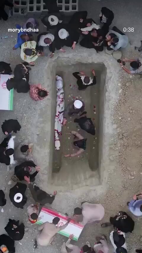 ۶۲ قطعه از تن نحیف کودکان میناب به خاک سپرده شد. این درد همیشه با ما خواهد ماند. پتیاره‌هایی که برای حمله نظامی به ایران التماس کردند را فراموش نکنیم: رضا پهلوی، مسیح علی‌نژاد، محسن مخملباف، عبدالله مهتدی، شیرین عبادی، اینترنشنال، ویسی، قاضی‌زاده، اکبرین، و ده‌ها سیاهی لشکر دیگر.