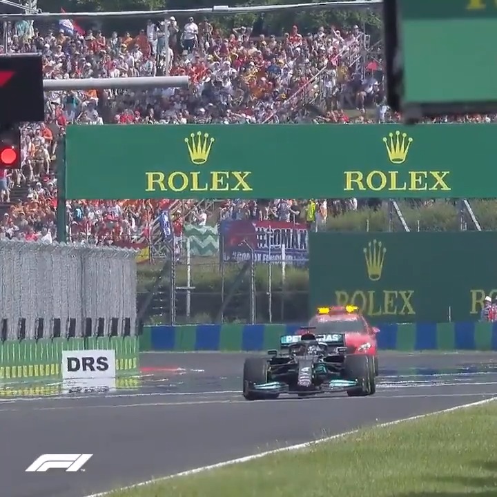 🏁 TARİHE GEÇEN START! Pist kururken tüm takımlar Inter lastiklerini değiştirmek için pite girerken, Mercedes Lewis Hamilton'ı içeri çağırmadı ve onun tek başına start almasını sağladı.