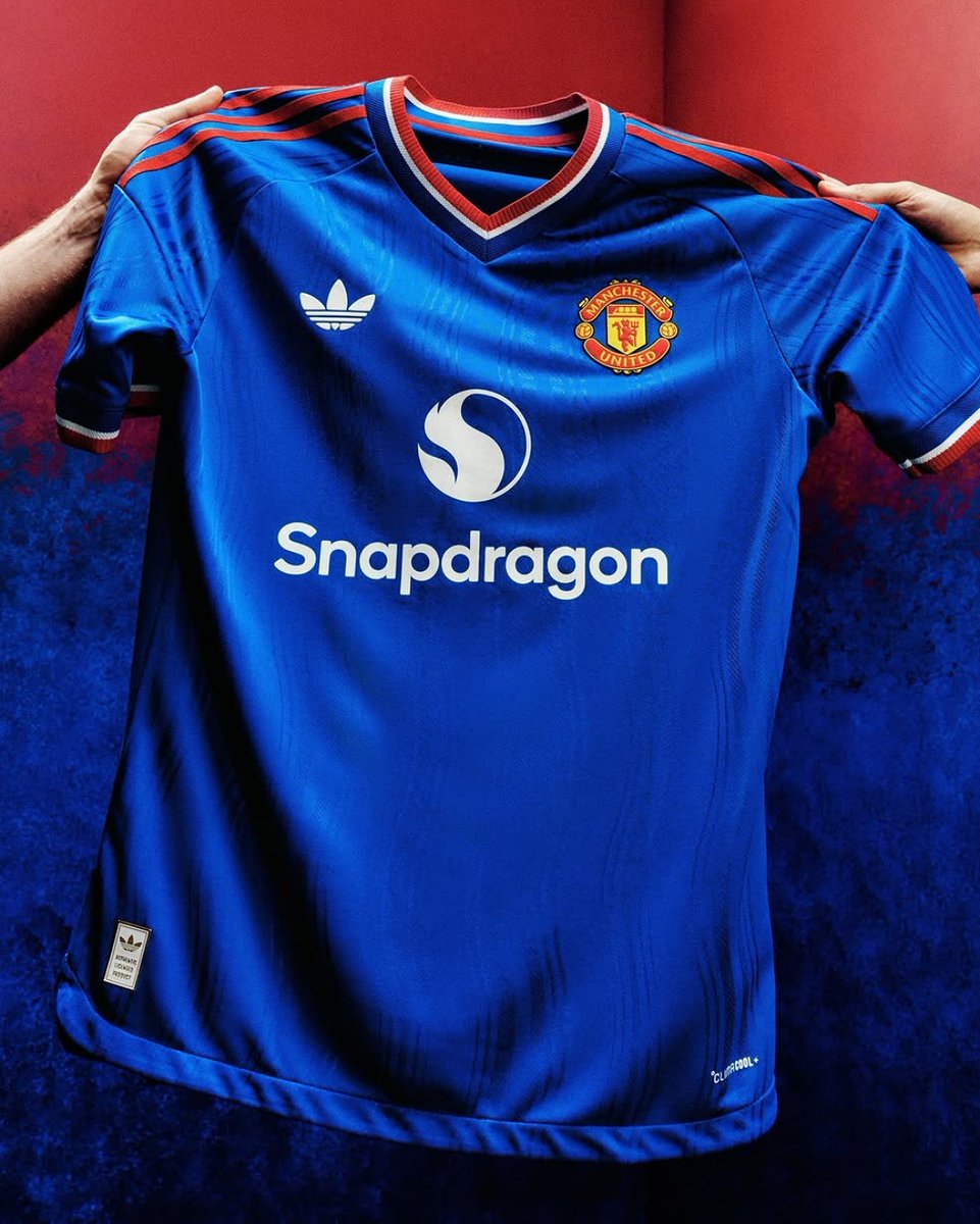 Man United regressa ao icónico azul na nova camisola alternativa.