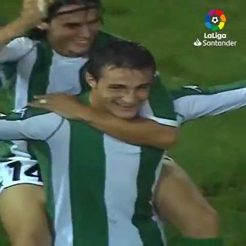 Hoy volvemos a jugar en el Colombino y me viene a la mente lo que hizo Varela 28 de septiembre de 2002. El Betis de Víctor Fernández le ganó 3-0 al Barça de Van Gaal. Los otros 2 goles fueron de Alfonso Pérez Muñoz y Joaquín. 20.000 béticos en la grada.