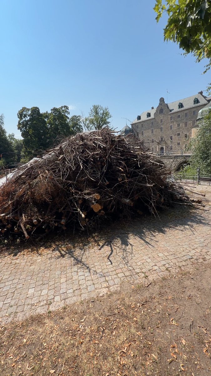 Vänsterpartiet försvarar nu Örebro kommuns beslut att betala 93 000 kronor för en rishög som man kallar för “konst”. – “Om man tittar på budgetar är det en skvätt i havet. Ganska lite pengar.” säger Jesper Levin, ordförande.