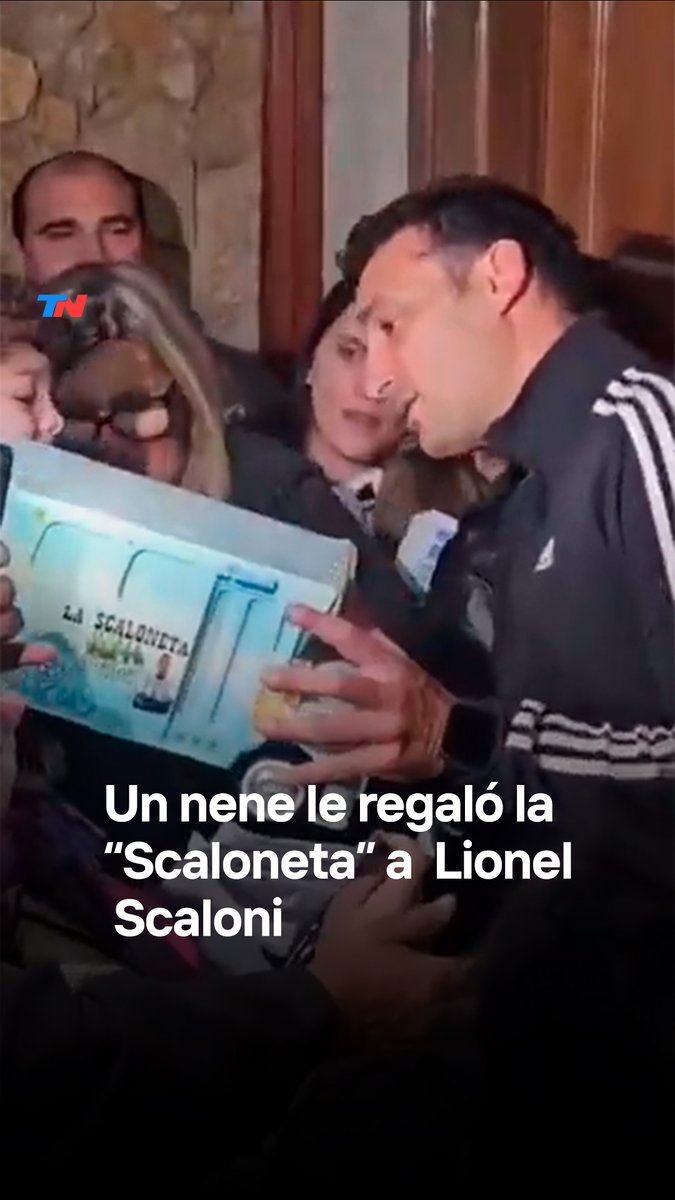 🥹🇦🇷 La alegría de Lionel Scaloni después de que un nene le regale la “Scaloneta”.