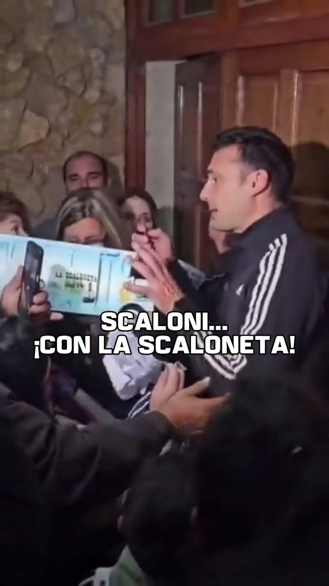 🧠🚌 En la puerta de su casa en Pujato, Lionel Scaloni recibió, entre todo el cariño de la gente... ¡UNA SCALONETA! 📹 ki🇦🇷☀️
