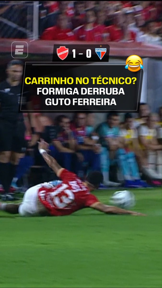 😅 Willian Formiga derrubando o professor Guto Ferreira com um carrinho durante Vila Nova x Fortaleza, pela Série B. 🎥 ESPN Brasil | SportsCenter Brasil