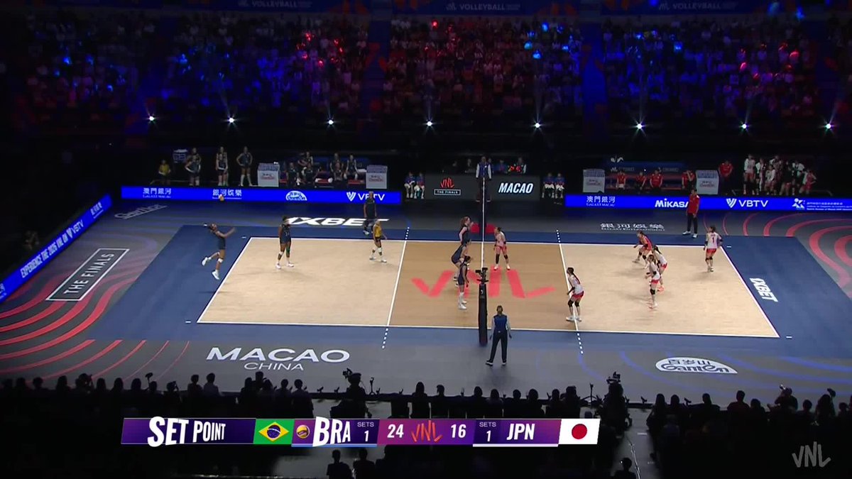 #VNL2026 Brazil 🇧🇷 2️⃣🆚1️⃣ 🇯🇵 Japan! Brazil completes the comeback and is just 1 set away from the semifinals! 🔥 Can Japan force a 5th set? 🤔 📺 Watch LIVE on VBTV: 🏐 #BePartOfTheGame #Volleyball